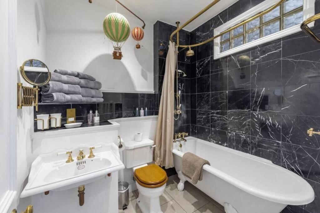 Georgian Apartment Located In The Center Of Bath. Exterior photo